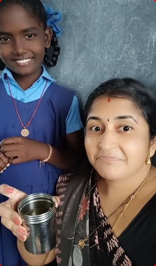 பள்ளி ஆசிரியை பள்ளி ஆசிரியை