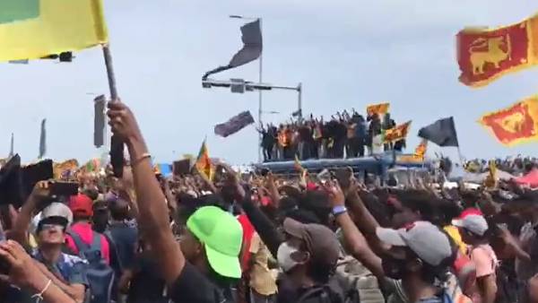 அடங்காத போராட்டம் 