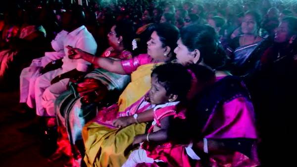 அரவணைத்துக் கொண்ட கனிமொழி அரவணைத்துக் கொண்ட கனிமொழி