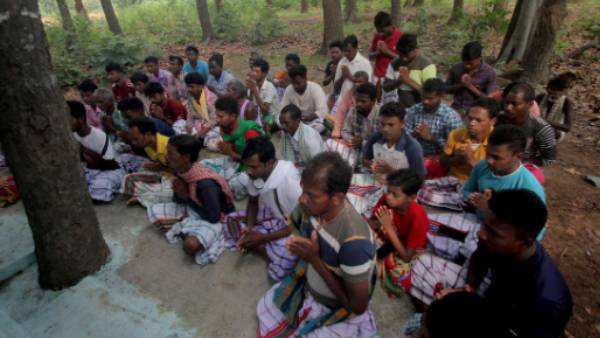 இறைவழிபாட்டில் கிராமத்தினர் இறைவழிபாட்டில் கிராமத்தினர்