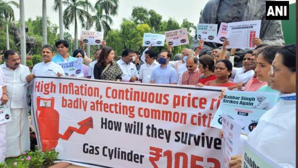 தடையை மீறி போராட்டம் 