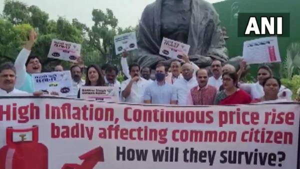 நாடாளுமன்ற வளாகத்தில் போராட்டம் 