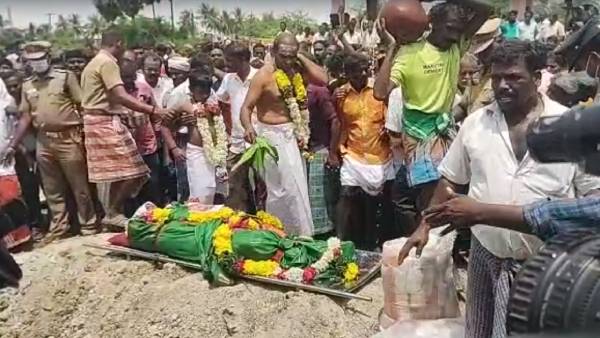  சொந்த ஊரில் அஞ்சலி 