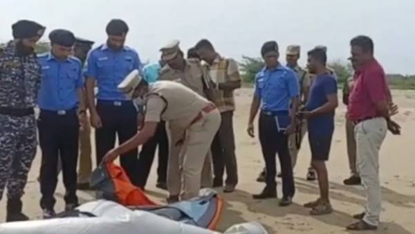 கரை ஒதுங்கிய படகு கரை ஒதுங்கிய படகு