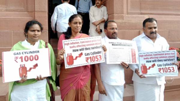 காங். உறுப்பினர்கள் இடைநீக்கம் காங். உறுப்பினர்கள் இடைநீக்கம்