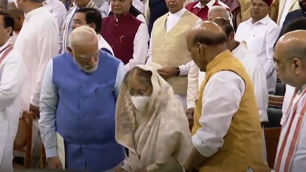 மூப்பு காரணமாக முன்வரிசை மூப்பு காரணமாக முன்வரிசை