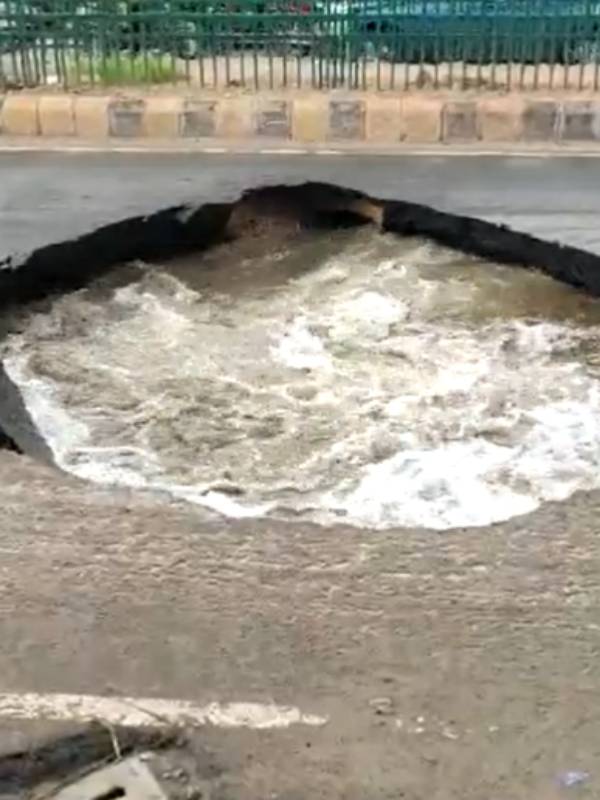 சாலையில் கழிவு நீர் தொட்டி 