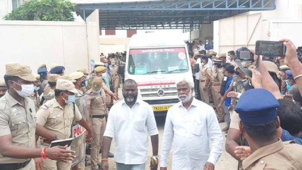 பள்ளிக்கு விடுமுறை 