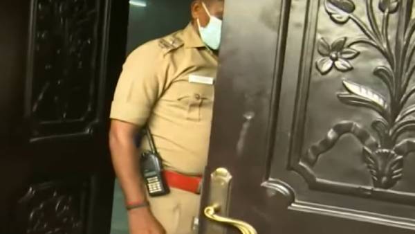 அதிமுக அலுவலகத்திற்கு சீல் 