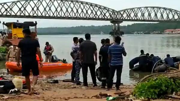  சுற்றுலா பயணிகள்