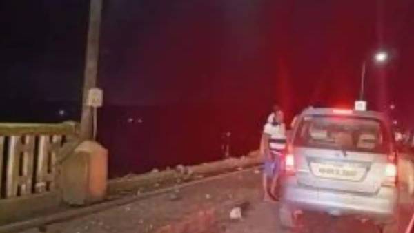  ஆற்றுக்குள் பாய்ந்த கார்