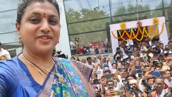 உற்சாகமாக செல்பி 