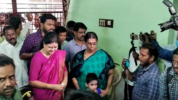 ஓபிஎஸ்-இபிஎஸ் சண்டை 