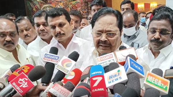 கே.பி.முனுசாமிக்கு உதவும் அமைச்சர் கே.பி.முனுசாமிக்கு உதவும் அமைச்சர்