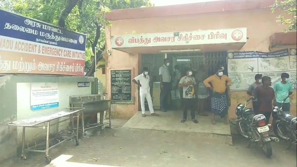  வலது கண்ணில் ரத்த காயம் 