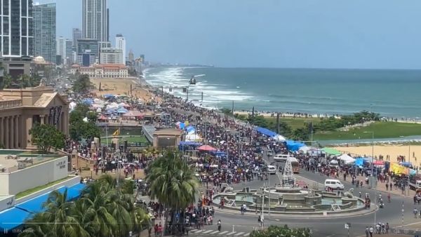 பொதுமக்கள் படையெடுப்பு 