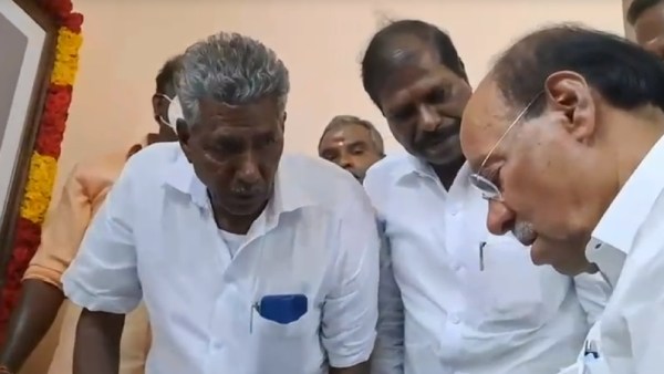 கண்ணீர் விட்டு அழுதார் 
