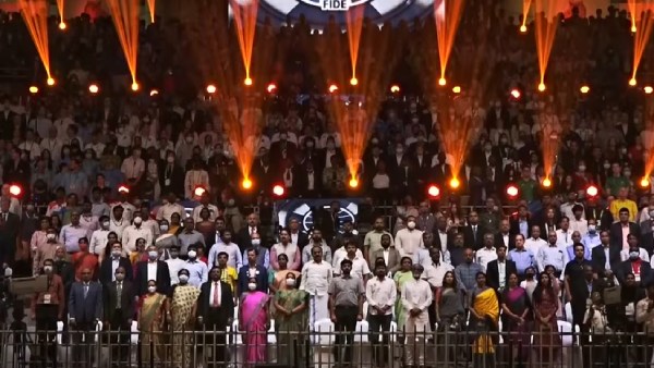 மேடையில் 3 நாற்காலிகள் 