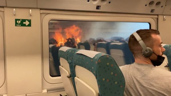  போராடும் தீயணைப்பு வீரர்கள்