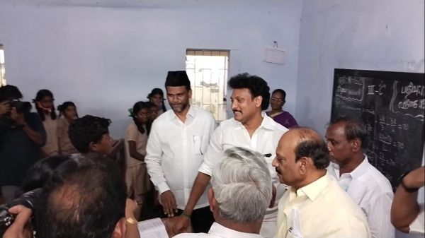 செல்பி எடுத்து கொண்ட அமைச்சர் 