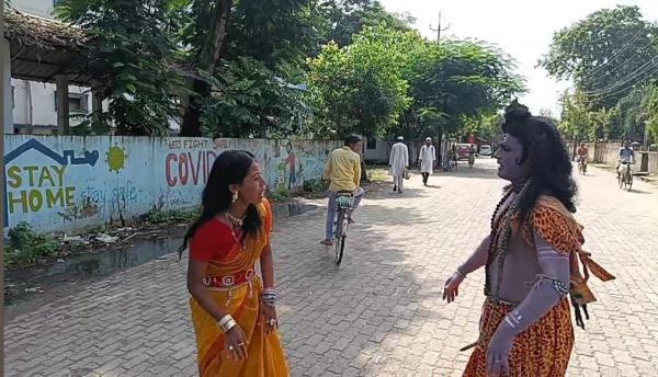 சிவன்-பார்வதி வடிவில் வீதி நாடகம் 