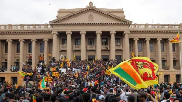 வெடித்த மக்கள் கிளர்ச்சி 