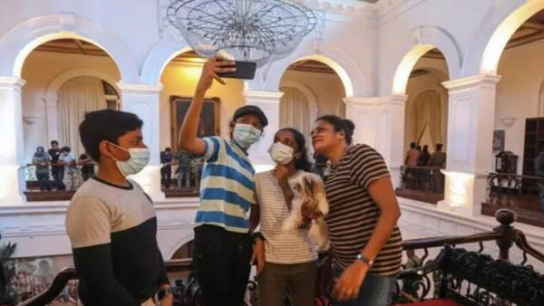 Sri Lankan Presidents Home Temple Tree Palace, a tourist attraction; People waiting in line Sri Lankan Presidents Home Temple Tree Palace, a tourist attraction; People waiting in line