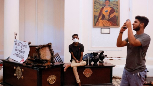 போராட்டக்காரர்களுக்கு அதிர்ச்சி போராட்டக்காரர்களுக்கு அதிர்ச்சி