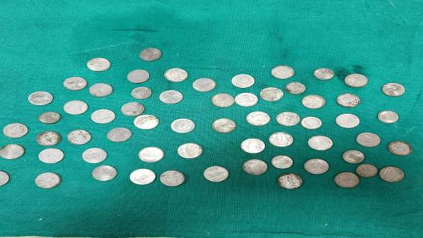 வித்தியாசமானவற்றை உட்கொள்கிறார் வித்தியாசமானவற்றை உட்கொள்கிறார்