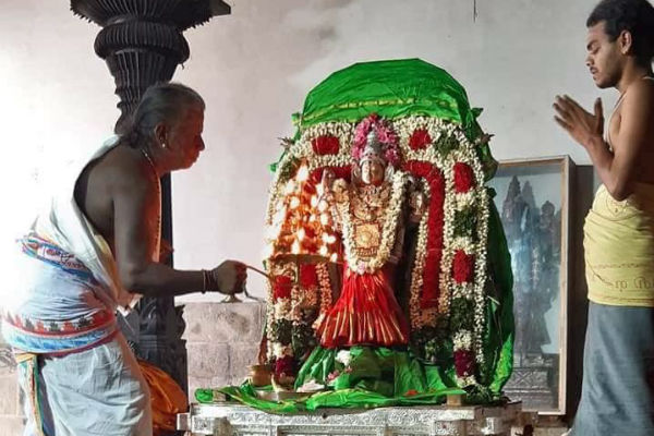 அம்மனுக்கு வளைகாப்பு 