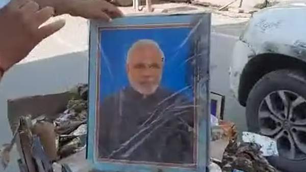 குப்பை வண்டியில் மோடி, யோகி படங்கள் 