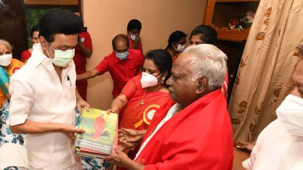 பொன்னாடை போர்த்தி மரியாதை பொன்னாடை போர்த்தி மரியாதை