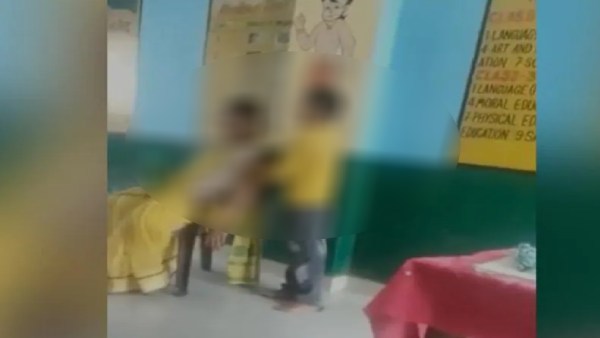 வேடிக்கை பார்க்கும் மாணவர்கள் வேடிக்கை பார்க்கும் மாணவர்கள்