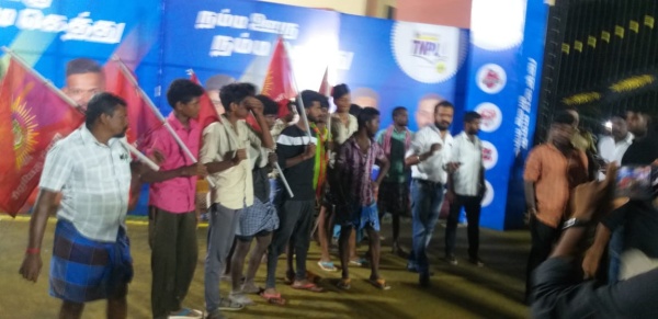 சிக்சரால் சிக்கல் 