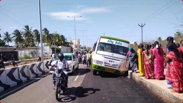 சிக்கிய பேருந்து 