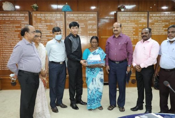  இளம் பெண்