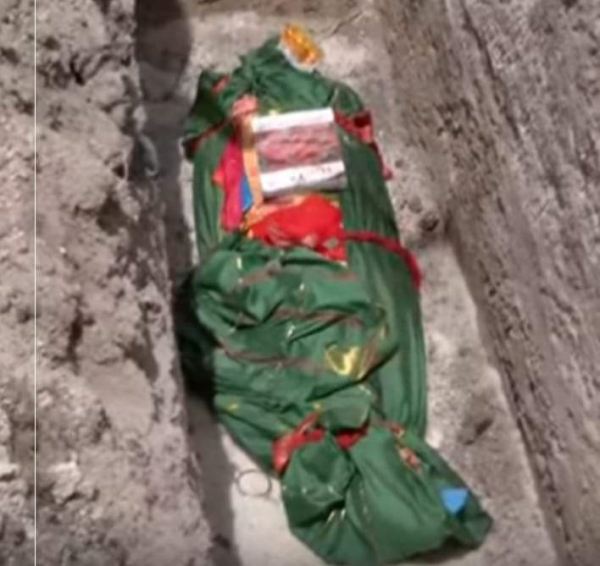 மயானக்குழியில் கல் உப்பு 