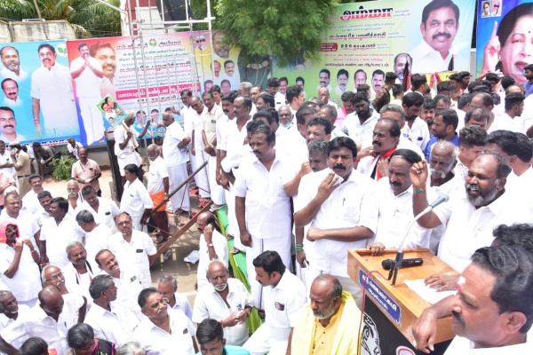 ஓபிஎஸ் வீட்டை சூறையாட..