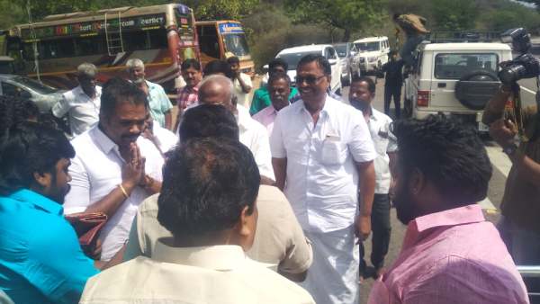 இணையும் ஓபிஎஸ் - தினகரன்? 