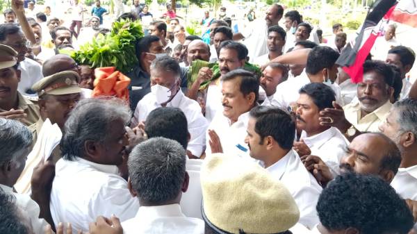 சொந்த ஊர் நோக்கி சொந்த ஊர் நோக்கி