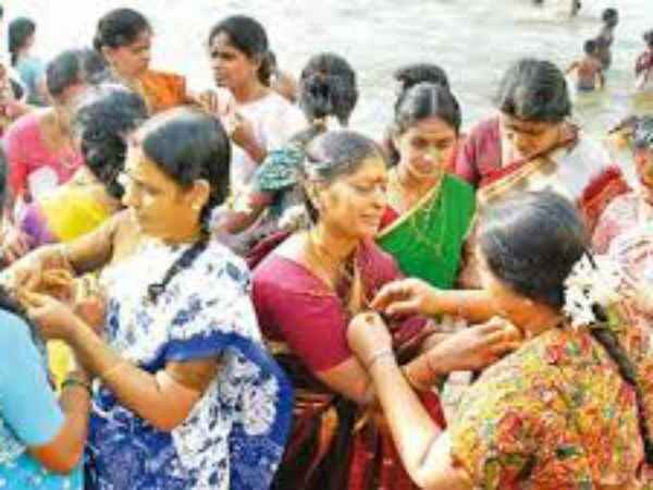 புதுத்தாலி மாற்றிய பெண்கள் புதுத்தாலி மாற்றிய பெண்கள்