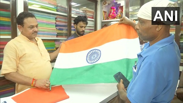 அதிகரித்த தேசியக்கொடி விற்பனை அதிகரித்த தேசியக்கொடி விற்பனை