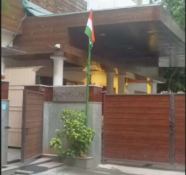 கொடி ஏற்றிய ரஜினிகாந்த் கொடி ஏற்றிய ரஜினிகாந்த்