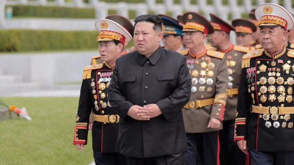  1 லட்சம் ராணுவ வீரர்கள்