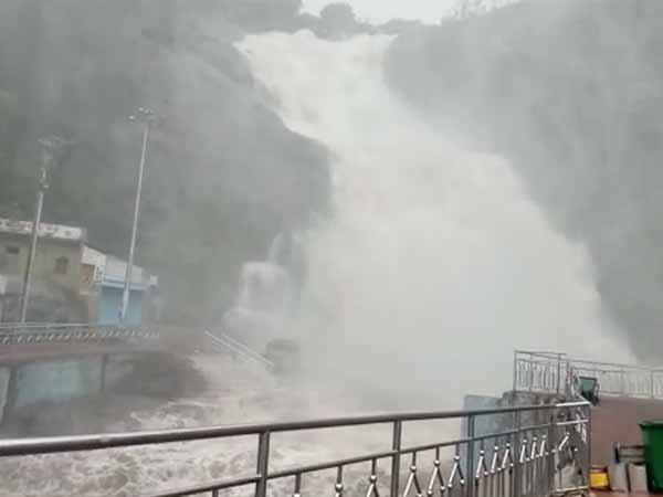 ஆர்ப்பரித்து கொட்டும் குற்றால அருவிகள் 