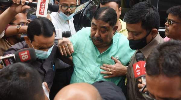  விசாரணையை புறக்கணித்ததால் கைது 