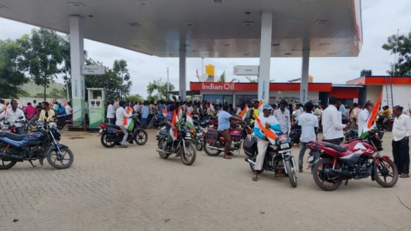 பெட்ரோல் போட்டுவிட்டு பேரணி புறக்கணிப்பு