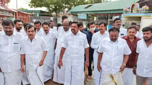 மேடையில் அமரவில்லை 