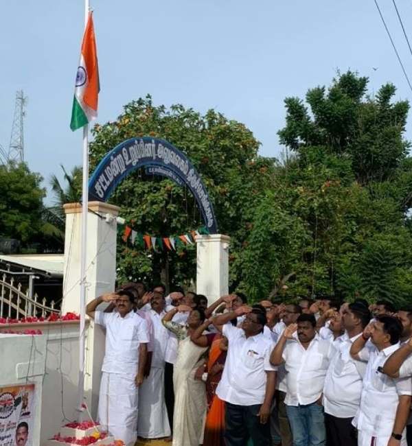  அலங்கோலமாக 