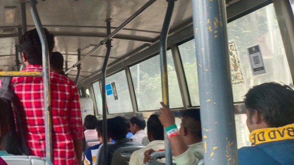  மகிழ்ச்சியில் பயணிகள்